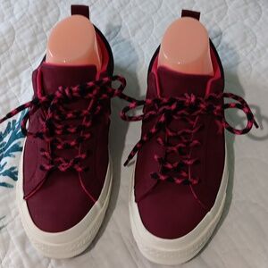 Converse it says size 6 in men but is size 8 in women's. I am a size 8 ..